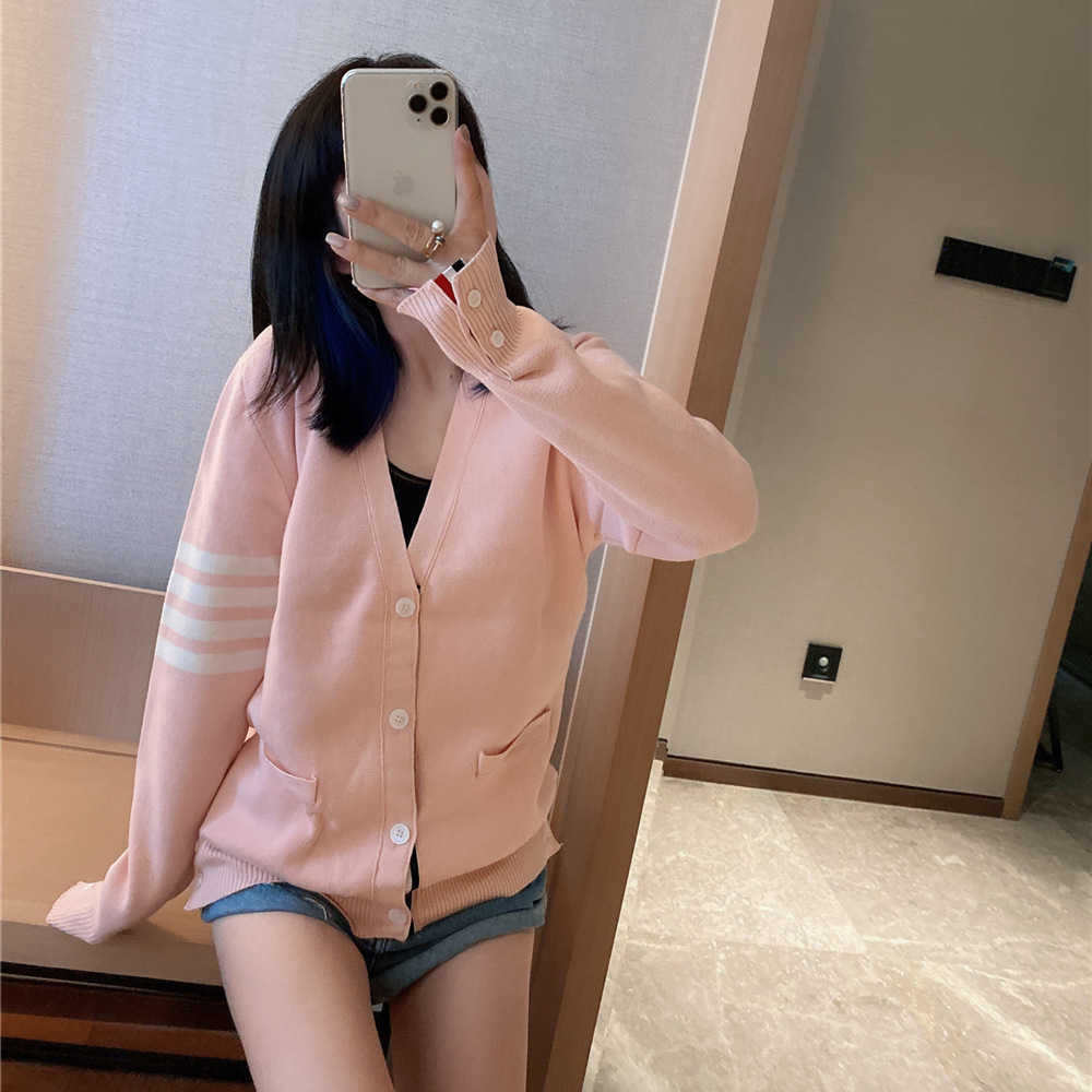 2021 autumn new TB stripe long sleeve V-neck knit cardigan slim casual fashion versatile coat, White;black
2021 autumn new TB stripe long sleeve V-neck knit cardigan slim casual fashion versatile coat, White;black