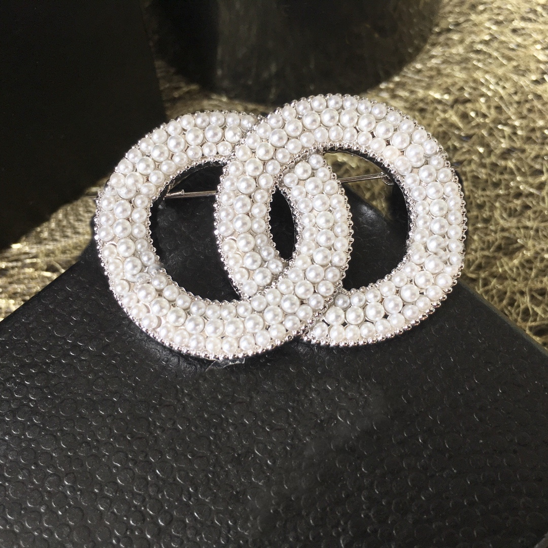 Pearls brooch CH hot brand jewelry diamonds vintage Luxury advanced brooches for designer high quality Pins exquisite gift 5A highest counter quality
Pearls brooch CH hot brand jewelry diamonds vintage Luxury advanced brooches for designer high quality Pins exquisite gift 5A highest counter quality
