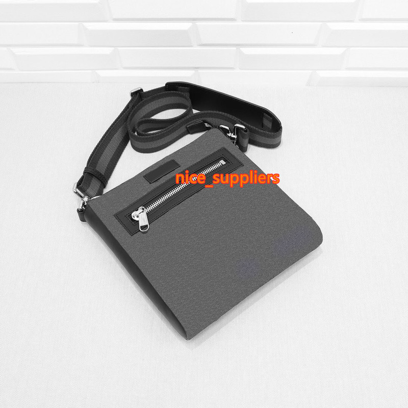 Messenger Bags, classic fashion style, various colors, the best choice for going out, size: 21 * 23 * 4.5 cm, free shipping, Black
Messenger Bags, classic fashion style, various colors, the best choice for going out, size: 21 * 23 * 4.5 cm, free shipping, Black
