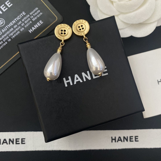 Gold letter button women's water drop pearl earrings classic little fragrance granny fashion versatile Earrings2
Gold letter button women's water drop pearl earrings classic little fragrance granny fashion versatile Earrings2