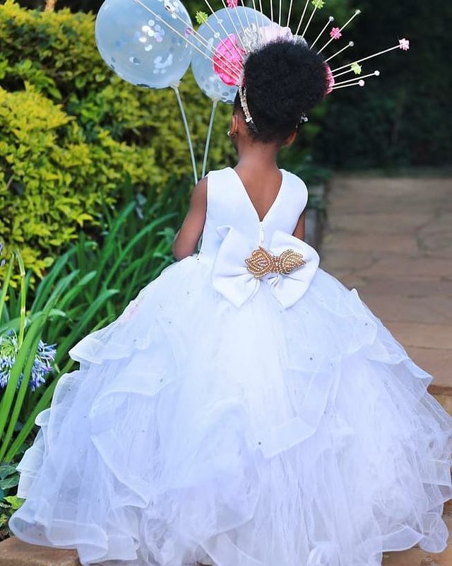 Lace Crystals 2021 Flower Girl Dresses Ball Gown Tiers Tulle Little Girl Wedding Dresses Cheap Communion Pageant Dresses Gowns ZJ737