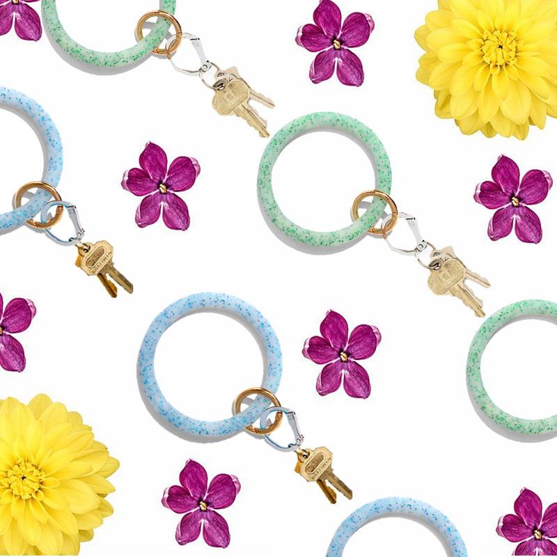Keychains JUST FEEL 2021 Silicone O Key Chain Big Circle Cute Shiny Color Wristlet Keychain Wholesale Women Girls Fashion
Keychains JUST FEEL 2021 Silicone O Key Chain Big Circle Cute Shiny Color Wristlet Keychain Wholesale Women Girls Fashion