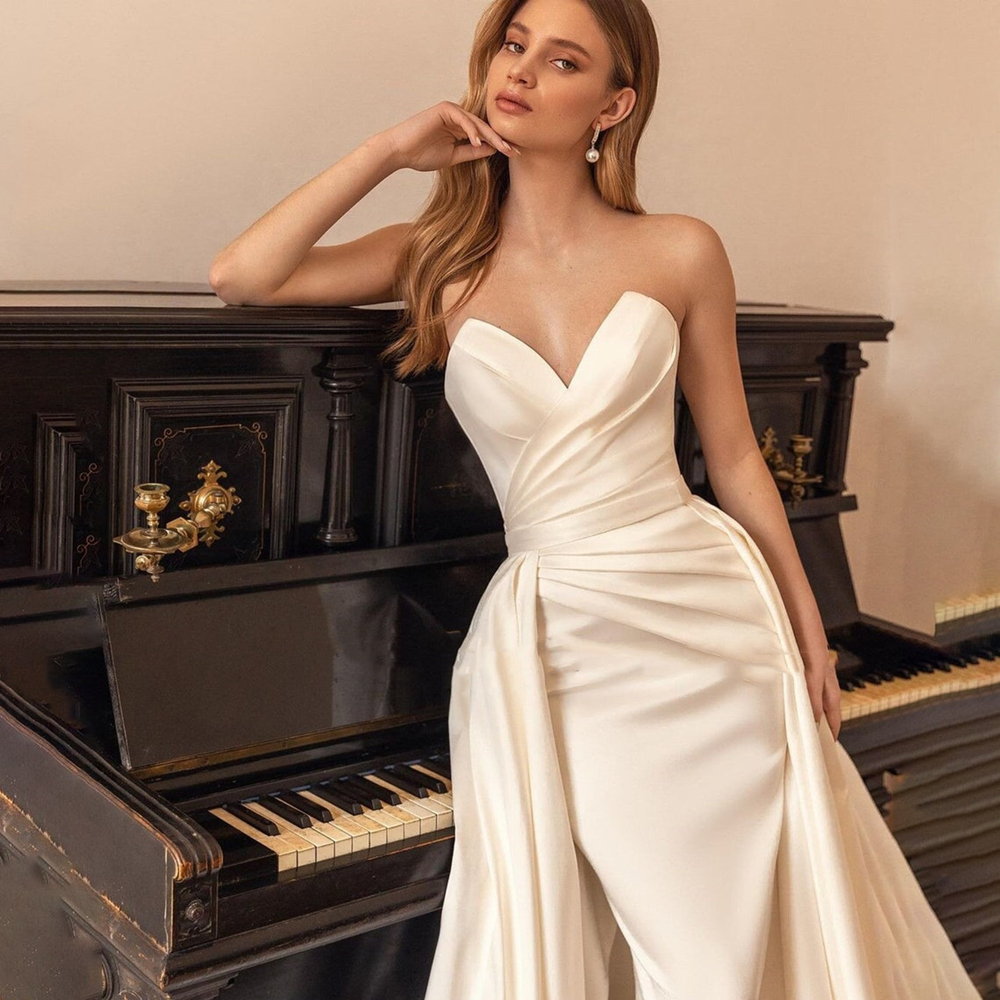 Elegant Ivory A-line Satin Wedding Dress With Detachable Skirt Sweetheart Strapless Long Train Bridal Gowns Sleveless Backless Garden Wedding Dresses 