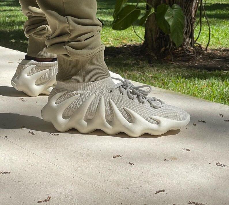2021 Newest 450 Cloud White Cream Black Kanye Running Shoes Mens Women V2 Israfil Men Asriel Static Reflective Sneakers With Box Size 36-45
2021 Newest 450 Cloud White Cream Black Kanye Running Shoes Mens Women V2 Israfil Men Asriel Static Reflective Sneakers With Box Size 36-45