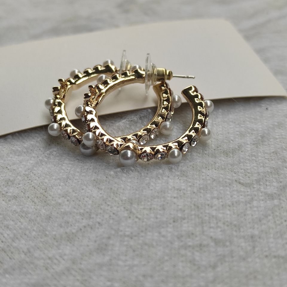 new matel hoop earring accessories with rhinestone pearl c symbol retro designer earring With paper card
new matel hoop earring accessories with rhinestone pearl c symbol retro designer earring With paper card