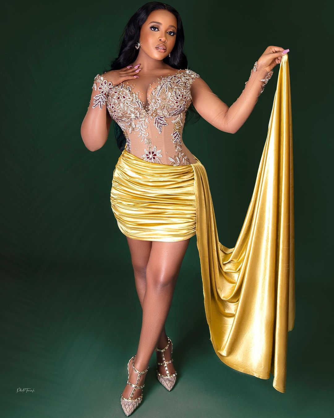 2022 Plus Size Arabic Aso Ebi Gold Stylish Satin Prom Dresses Beaded Crystals Appliques Evening Formal Party Second Reception Birthday Engagement Gown