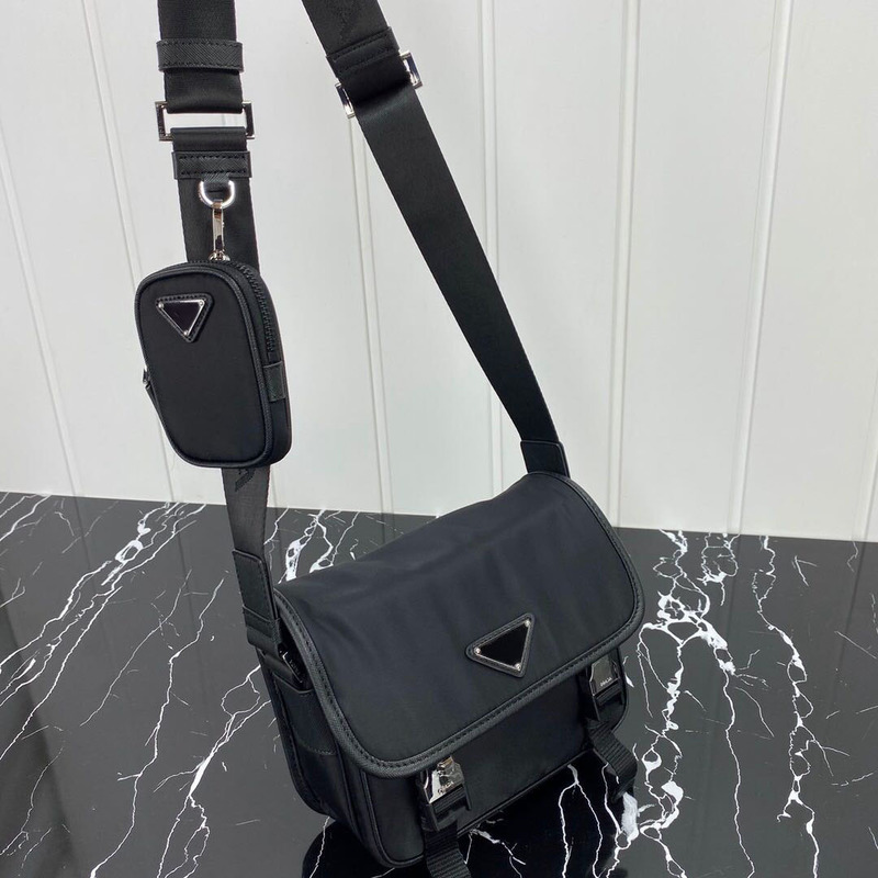 New style messenger bag designer men's special M2VD034 nylon material size 22*16*8.50, Black
New style messenger bag designer men's special M2VD034 nylon material size 22*16*8.50, Black