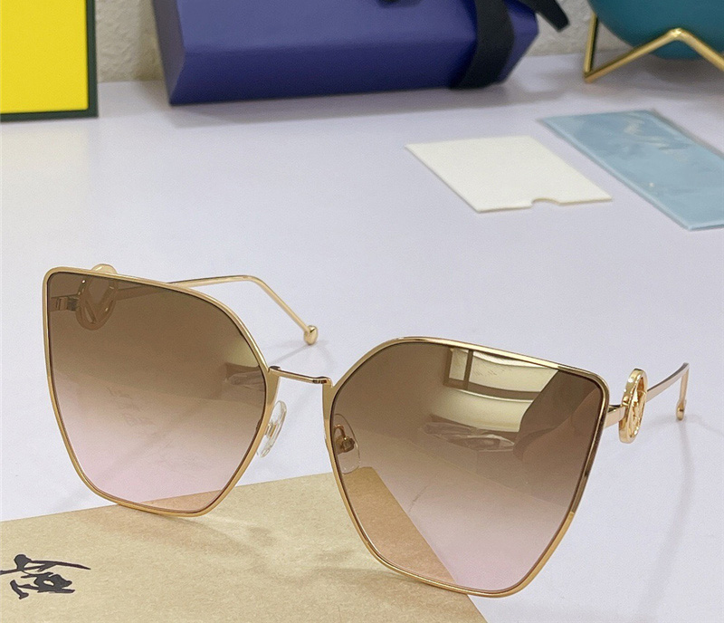 Fashion designer 0323 sunglasses for women metal charming Cat eye oversized glasses Trend wild style top quality Anti-Ultraviolet come with box
Fashion designer 0323 sunglasses for women metal charming Cat eye oversized glasses Trend wild style top quality Anti-Ultraviolet come with box