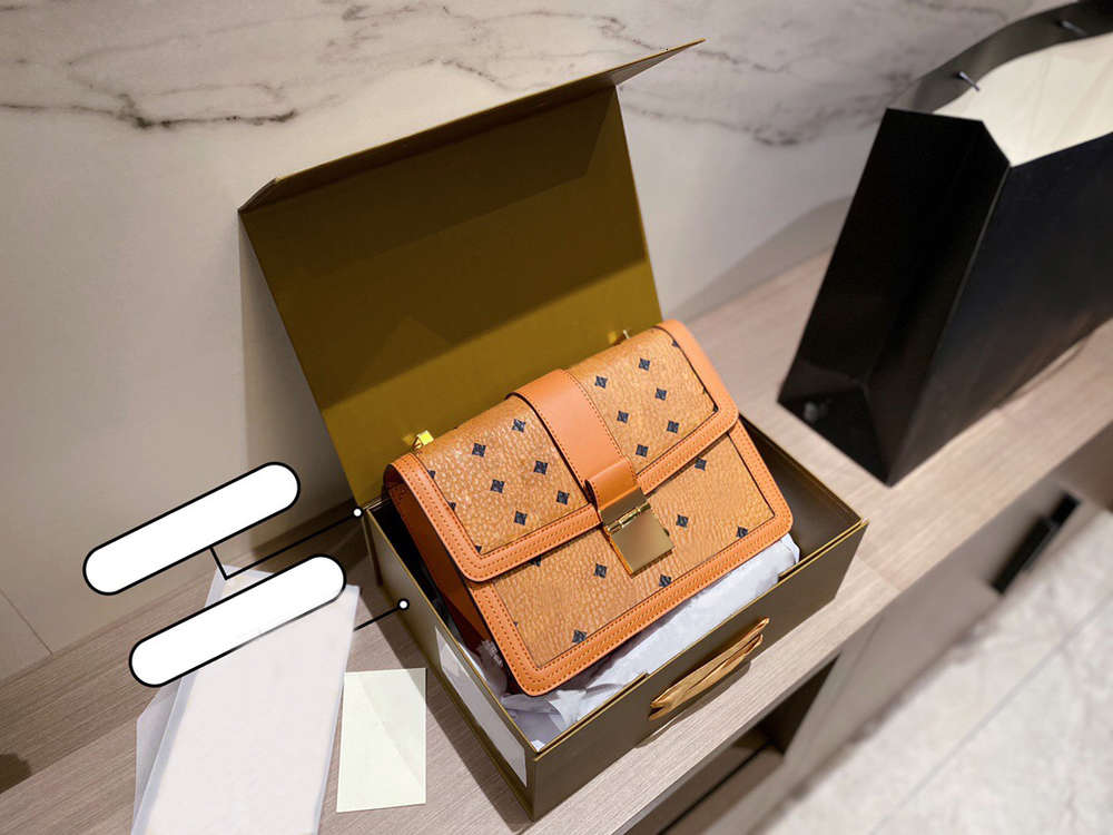 5A+Luxury Fashion one shoulder hand small bread autumn/winter 2020 new tide restoring ancient ways female joker subaxillary oblique satchel bag, Brown
5A+Luxury Fashion one shoulder hand small bread autumn/winter 2020 new tide restoring ancient ways female joker subaxillary oblique satchel bag, Brown