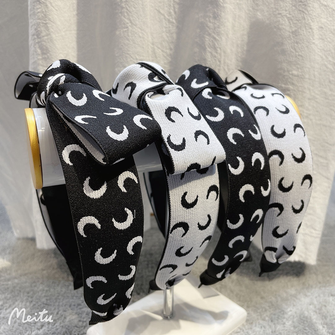 New Korean version of simple knitting bow hair hoop autumn and winter style crescent embroidery knot head hoop versatile go out hair card
New Korean version of simple knitting bow hair hoop autumn and winter style crescent embroidery knot head hoop versatile go out hair card