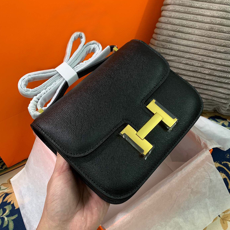 new fashion stewardess tofu Avocado Green small square h buckle Kangkang bag, Khaki
new fashion stewardess tofu Avocado Green small square h buckle Kangkang bag, Khaki