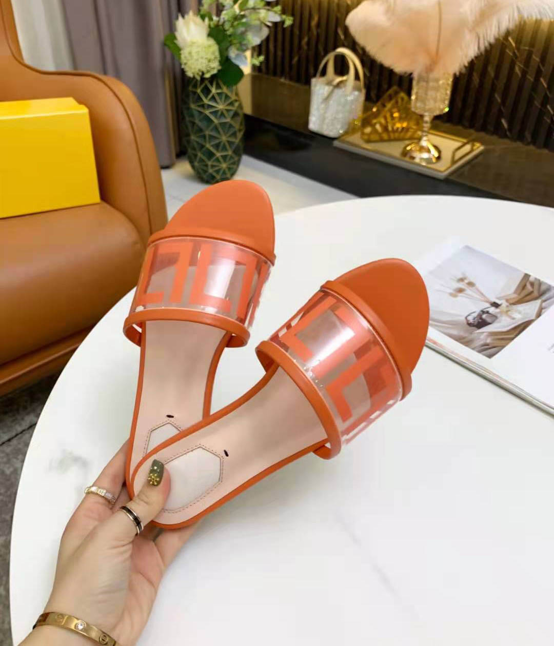 2021 classic flat-heeled women's sandals designer letters wild flip flops outdoor casual beach slippers black gray letter shoes + box, Brown
2021 classic flat-heeled women's sandals designer letters wild flip flops outdoor casual beach slippers black gray letter shoes + box, Brown