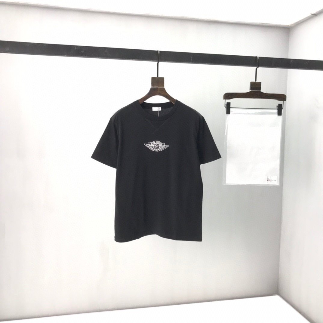 2021 European latest spring and autumn hot style ladies T-shirt casual cotton all-match fashion Paris alphabet basketball printing black tee
2021 European latest spring and autumn hot style ladies T-shirt casual cotton all-match fashion Paris alphabet basketball printing black tee