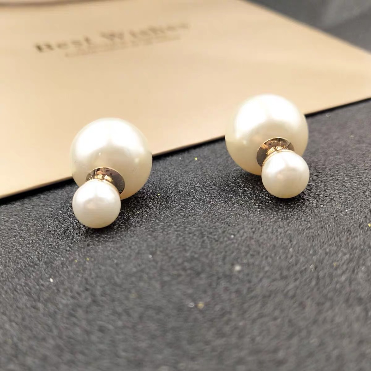 2021 Luxury Designer Jewelry / 20-year-old new classic letter pearl earrings for women
2021 Luxury Designer Jewelry / 20-year-old new classic letter pearl earrings for women