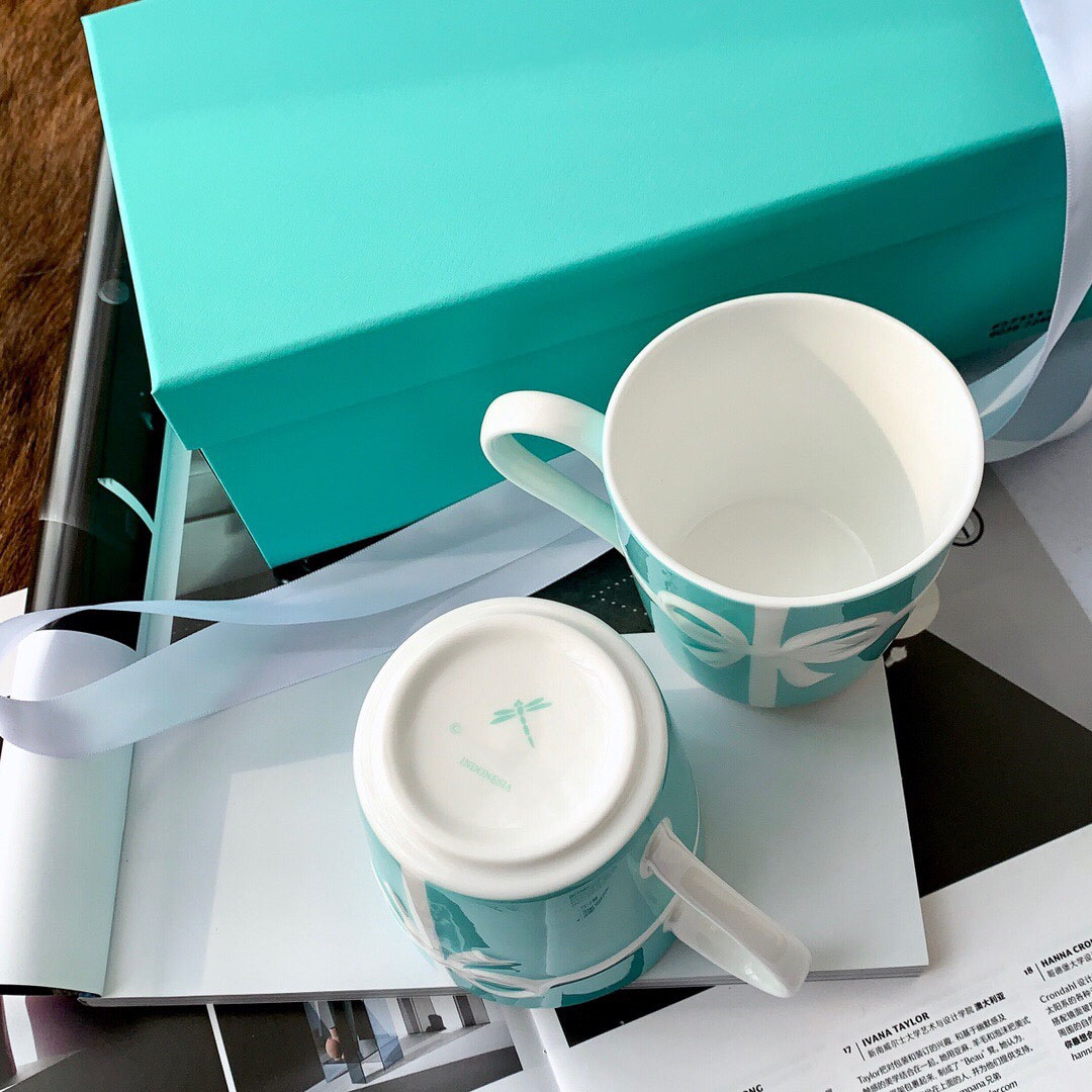 Good quality Bone china Mug High-end Ceramic Cups Porcelain Drinkware Tableware Milk Tea cup Couple Mugs Valentine's Day present Gift box sa, See details
Good quality Bone china Mug High-end Ceramic Cups Porcelain Drinkware Tableware Milk Tea cup Couple Mugs Valentine's Day present Gift box sa, See details