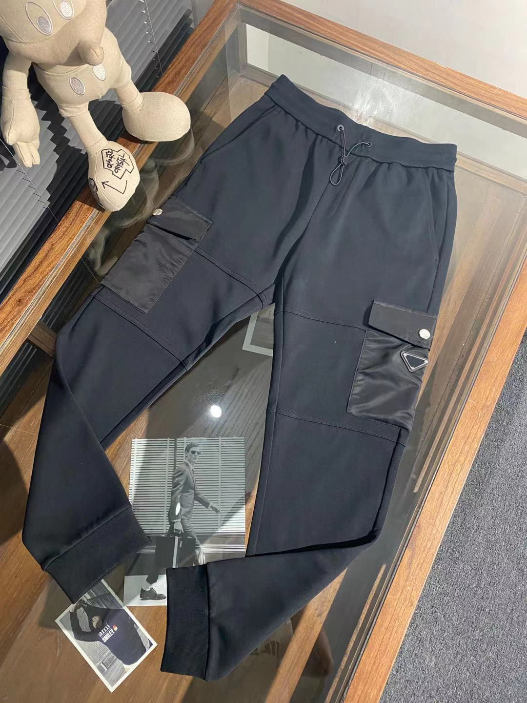 Autumn and winter new men's designer cargo pants Multi Pocket stitching comfortable material elastic waist small feet black mens pants
Autumn and winter new men's designer cargo pants Multi Pocket stitching comfortable material elastic waist small feet black mens pants
