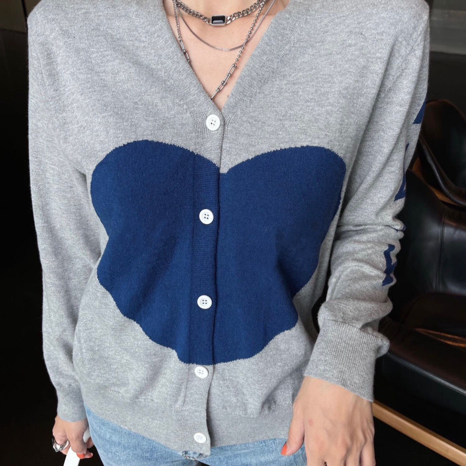 High version Japanese fashion brand new love embroidery temperament single breasted V-neck thin foreign style knitted cardigan coat, Blue
High version Japanese fashion brand new love embroidery temperament single breasted V-neck thin foreign style knitted cardigan coat, Blue