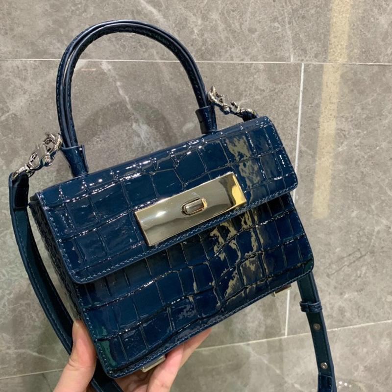 Factory direct sales 2021 new Chaowang red hand carrying retro box bag crocodile bag portable One Shoulder Messenger, Black
Factory direct sales 2021 new Chaowang red hand carrying retro box bag crocodile bag portable One Shoulder Messenger, Black