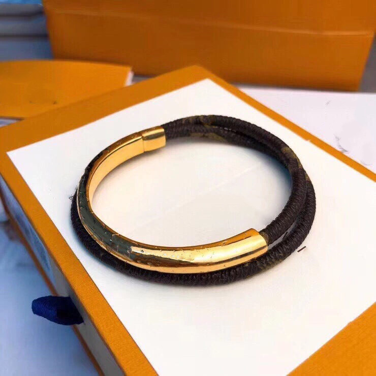 2021 new high quality leather wristband designer double leather wristband for men and women fashion and versatile watch accessories, Black
2021 new high quality leather wristband designer double leather wristband for men and women fashion and versatile watch accessories, Black