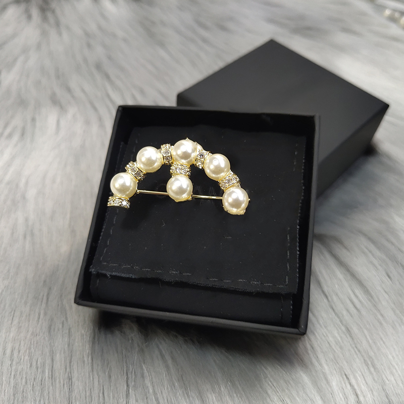 Designer Brooches Classic Letter Logo C Shape Pearl High Quality Brooch Luxury Jewelry Wholesale With BOX L-C8, Gray
Designer Brooches Classic Letter Logo C Shape Pearl High Quality Brooch Luxury Jewelry Wholesale With BOX L-C8, Gray