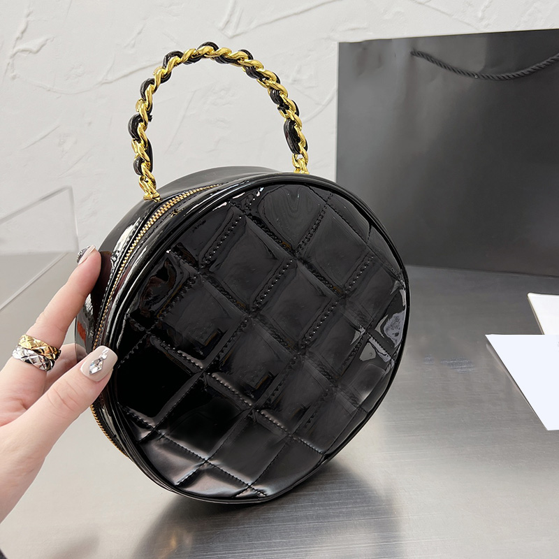 2022Ss Trends Round Circle Style Patent Leather Bags Womens Designer Classic Top Handle Totes Quilted Vanity Black/White Pocket Luxury Designer Cosmetic Case 20cm, Box
2022Ss Trends Round Circle Style Patent Leather Bags Womens Designer Classic Top Handle Totes Quilted Vanity Black/White Pocket Luxury Designer Cosmetic Case 20cm, Box