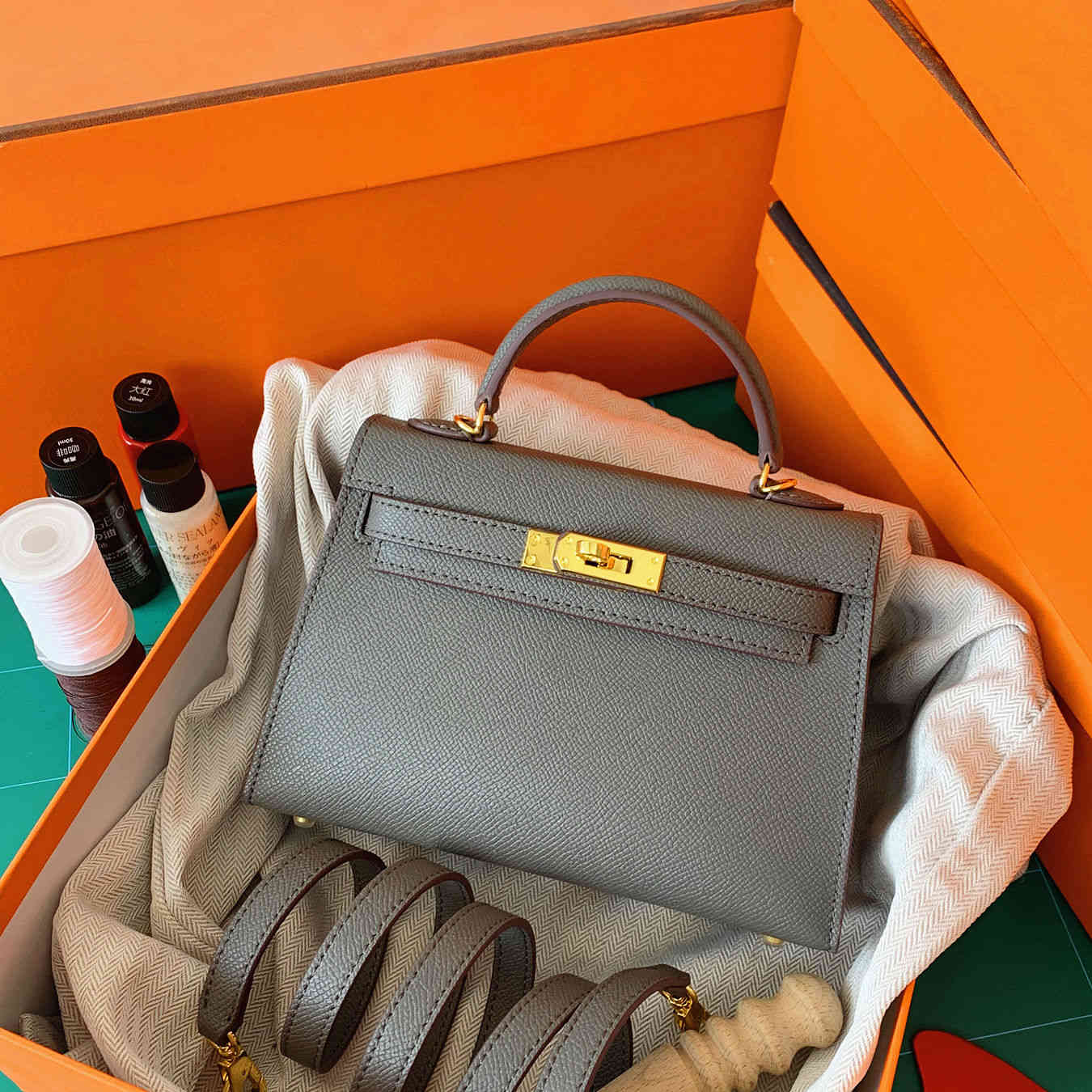 Herme Designer Handbag High Grade Tin Ware Grey KELYs Bag Second Generation Mini Women's Leather Calf Leather Slanting Mini Bag
Herme Designer Handbag High Grade Tin Ware Grey KELYs Bag Second Generation Mini Women's Leather Calf Leather Slanting Mini Bag