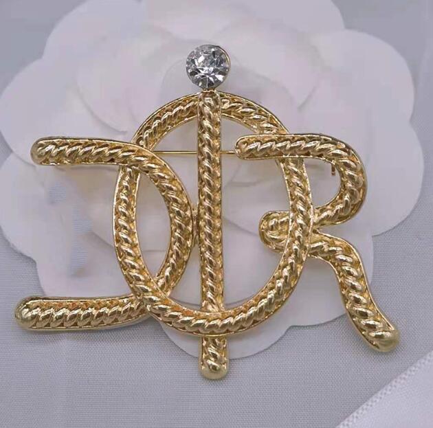 10styles Vintage Retro Letters Brooch Luxury Brand Design Women Small Sweet Wind Brooches Pearl Suit Pin Jewelry Clothing Decoration High Quality Accessories
10styles Vintage Retro Letters Brooch Luxury Brand Design Women Small Sweet Wind Brooches Pearl Suit Pin Jewelry Clothing Decoration High Quality Accessories
