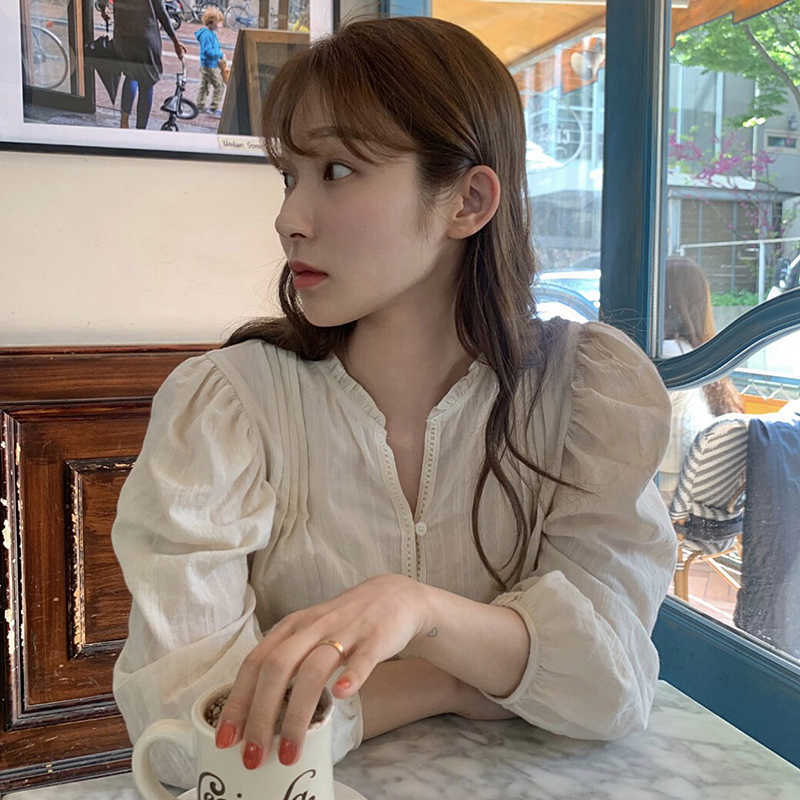 Korejpaa Women Shirt Summer All-Match Age-Reducing Lace Neckline Pleated Single-Breasted Five-Point Puff Sleeve Blouses 210526