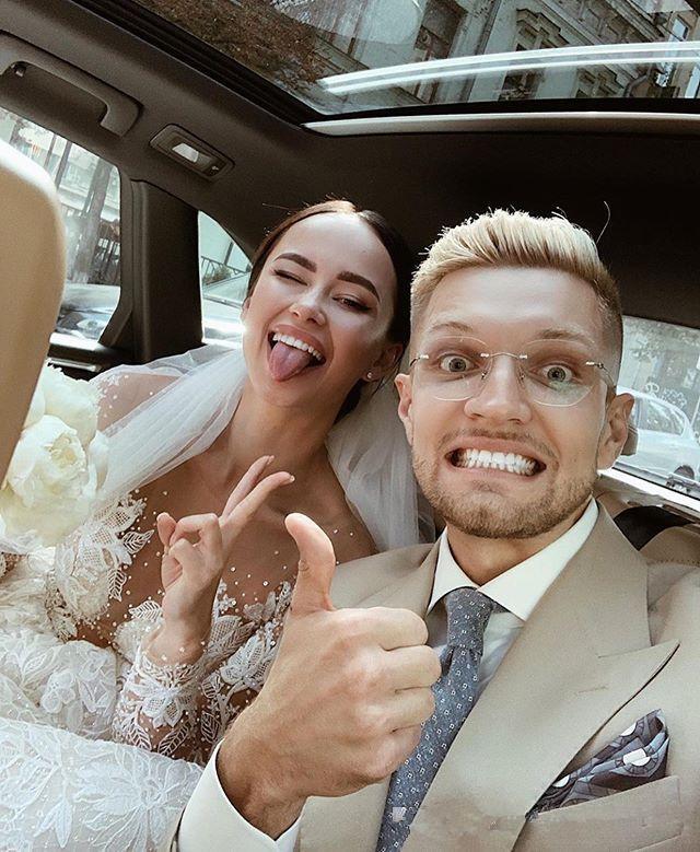 Dresses Lace with Long Sleeves Beaded Scoop Neck Sexy Illusion Covered Buttons Back Custom Chapel Train Country Wedding Gowns
