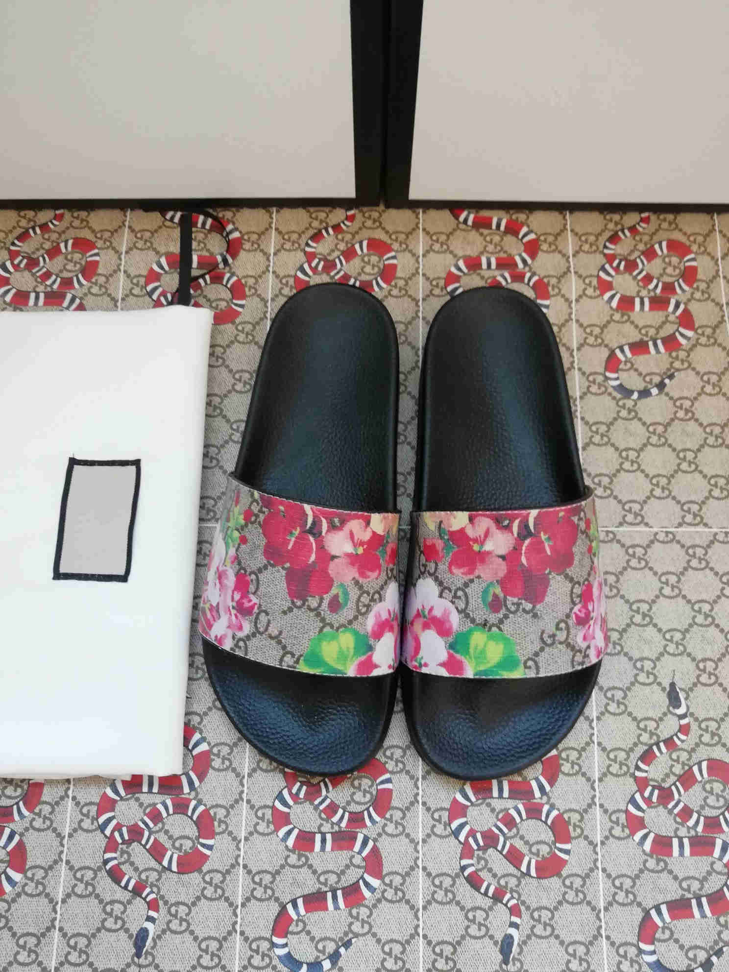 2021 High top Quality women Sandals Slippers summer beach indoor Flat shoes Designer Classic Woman Sandal Shoe With box size 35-46, Black
2021 High top Quality women Sandals Slippers summer beach indoor Flat shoes Designer Classic Woman Sandal Shoe With box size 35-46, Black
