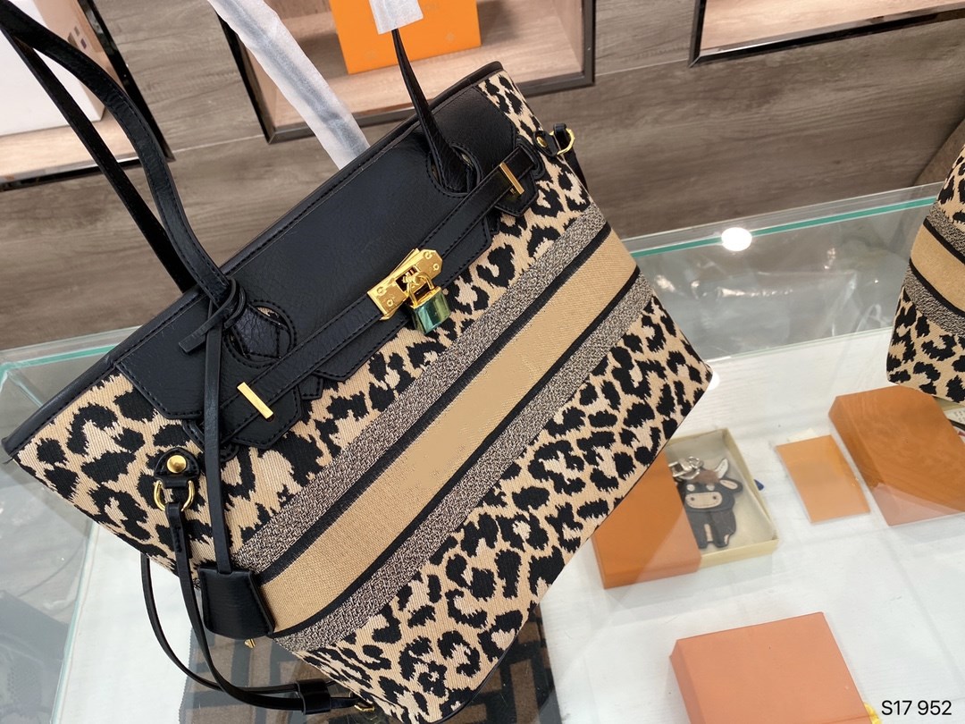New Luxury Design Brown Composite Bag Leopard Print high-capacity women's Totes Elegant handbag full of fashion sense Stitching leather
New Luxury Design Brown Composite Bag Leopard Print high-capacity women's Totes Elegant handbag full of fashion sense Stitching leather
