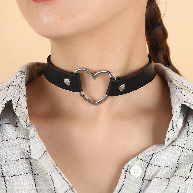 Chokers Simple Black Leather Torques Necklaces Punk Style Big Peach Heart Women's Neck Chain Accessories Trendy Jewelry Gifts
Chokers Simple Black Leather Torques Necklaces Punk Style Big Peach Heart Women's Neck Chain Accessories Trendy Jewelry Gifts