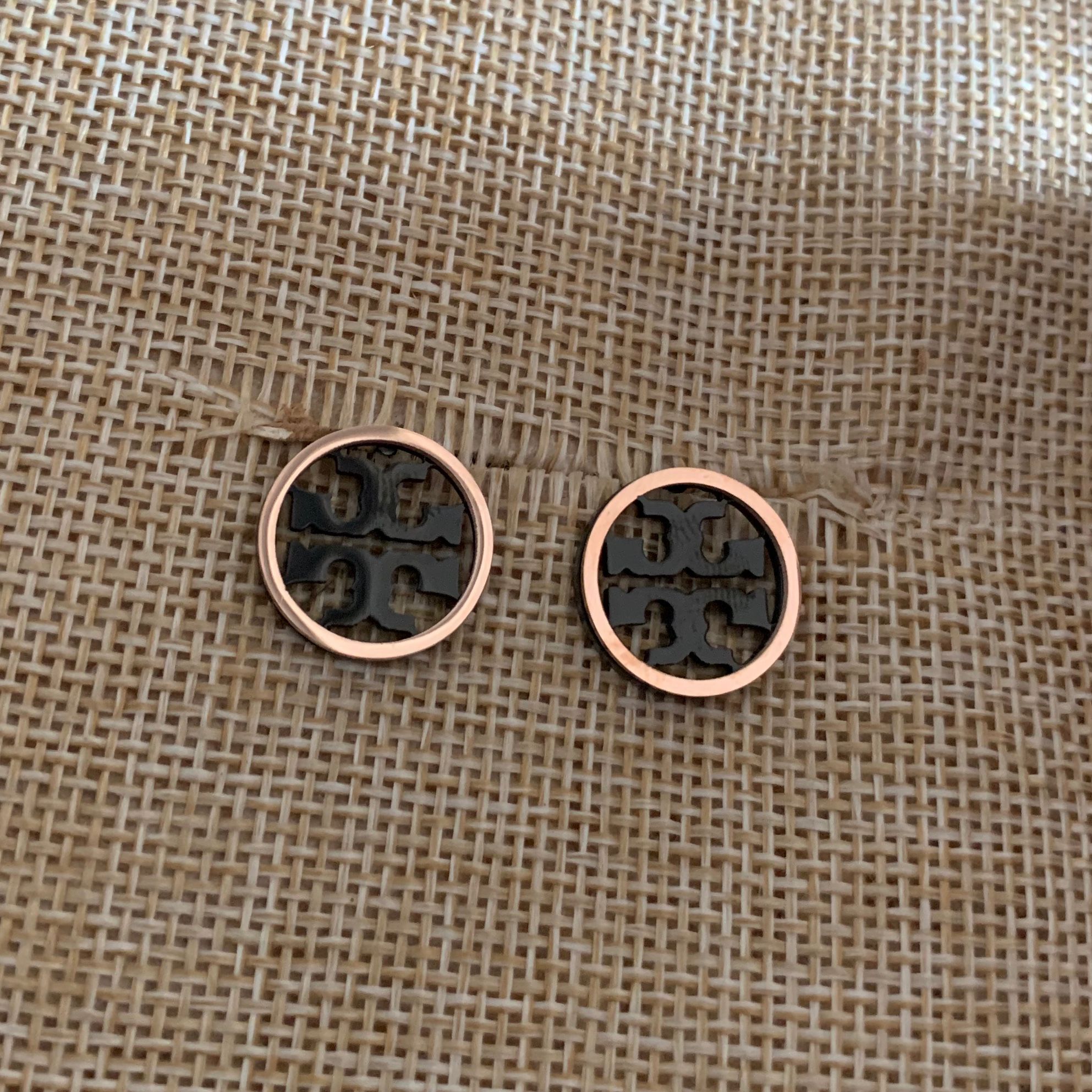 2021 High Quality Fashion black hollow stud 316L titanium steel rose gold earrings for Women men lovers jewelry, Golden;silver
2021 High Quality Fashion black hollow stud 316L titanium steel rose gold earrings for Women men lovers jewelry, Golden;silver