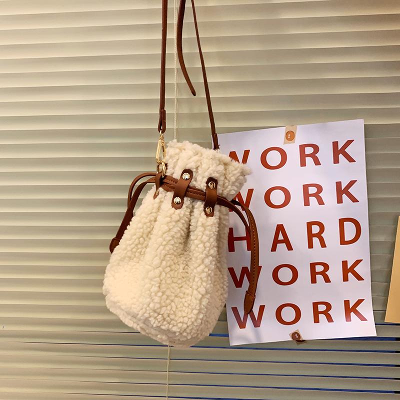 NEW Drawstring Lamb Plush Bag female Bucket Bag Autumn Winter Plushwool Girls Totes Female Shoulder Crossbody Messenger Bags, Beige
NEW Drawstring Lamb Plush Bag female Bucket Bag Autumn Winter Plushwool Girls Totes Female Shoulder Crossbody Messenger Bags, Beige