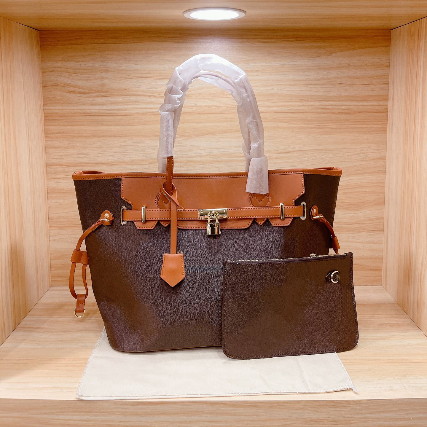 Luxurys Designers Bags Handbag Large Quantity Totes Women Shopping Bag High Quanlity Female Shoulder Bagss Big Brand with Lock, Black
Luxurys Designers Bags Handbag Large Quantity Totes Women Shopping Bag High Quanlity Female Shoulder Bagss Big Brand with Lock, Black