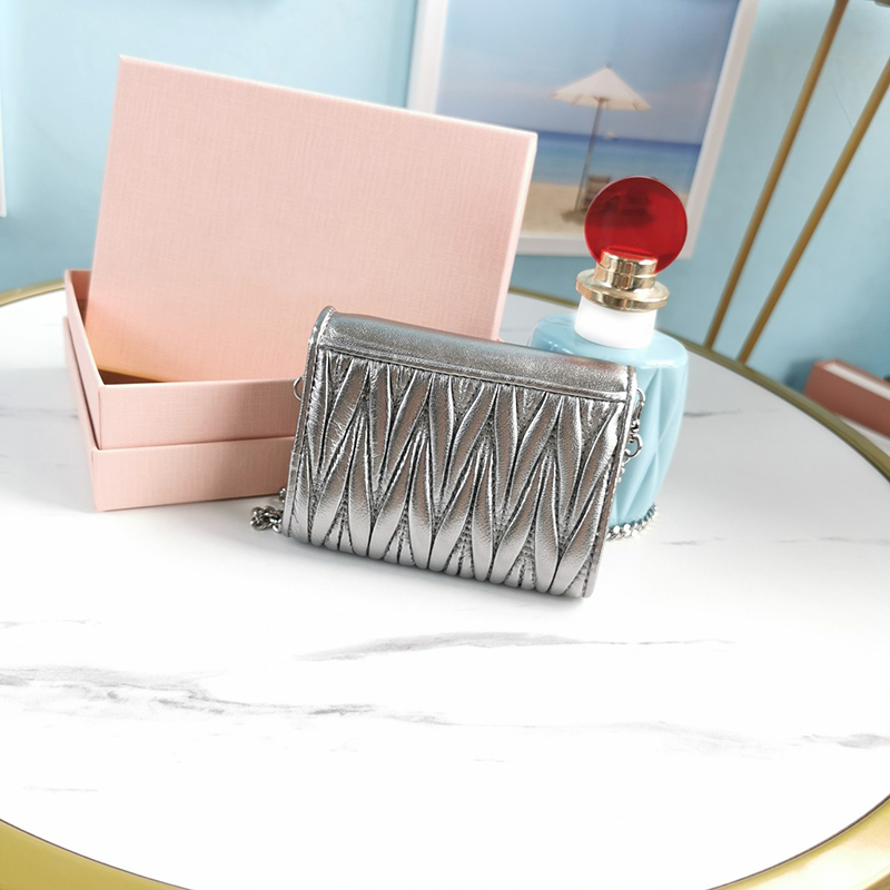 New style mini shoulder bag Imported lamb skin Inside the skin Three layer An internal zipper Remove metal chain fashion bags, Red;black
New style mini shoulder bag Imported lamb skin Inside the skin Three layer An internal zipper Remove metal chain fashion bags, Red;black