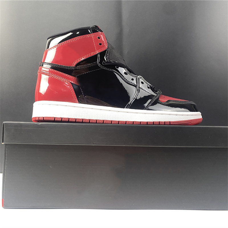 Womes 1 Bred Patent Basketball Shoes Mens Jumpman 1s Black Red Designer Sports Sneakers Ship With Box Size US5.5-13
Womes 1 Bred Patent Basketball Shoes Mens Jumpman 1s Black Red Designer Sports Sneakers Ship With Box Size US5.5-13