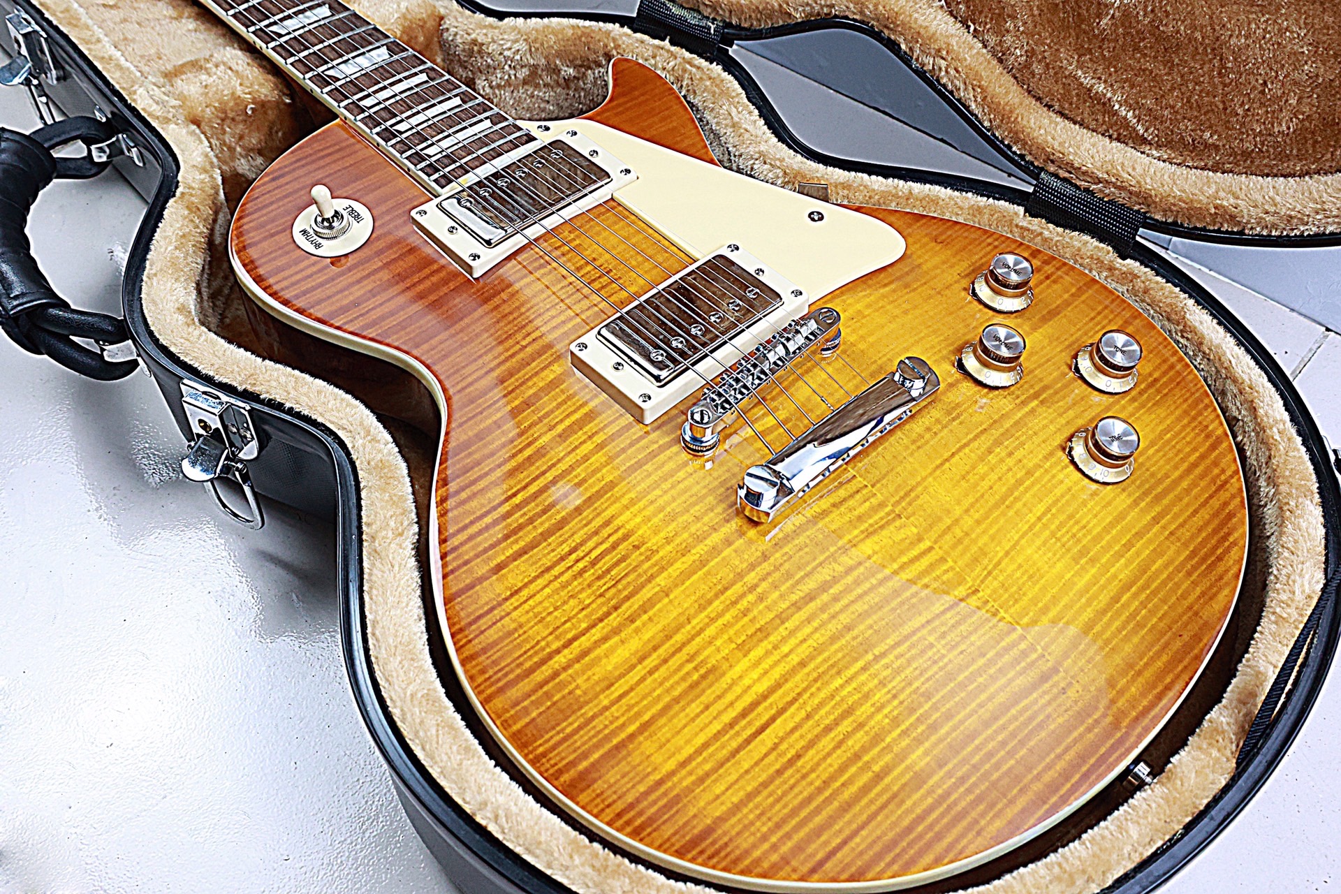 Nitro Lacquer 1959 Flame Maple Top Butterscotch Sunburst Electric Guitar Peter Green, Gary Moore, Cream Body Binding, Tuilp Tuners, Chrome Hardware
Nitro Lacquer 1959 Flame Maple Top Butterscotch Sunburst Electric Guitar Peter Green, Gary Moore, Cream Body Binding, Tuilp Tuners, Chrome Hardware