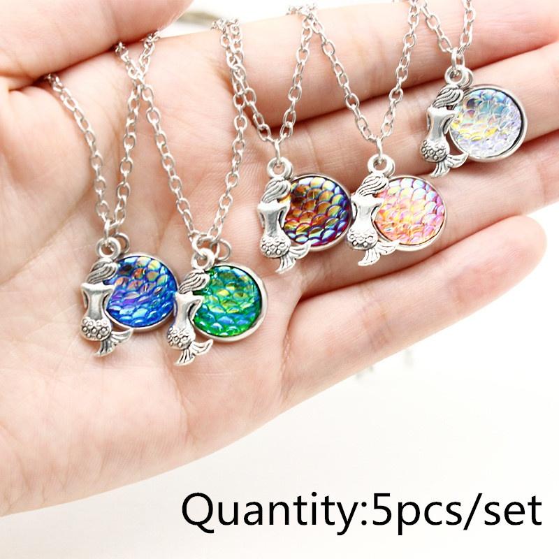 Pendant Necklaces 5Pcs Set Fashion Sitting Mermaid And 5 Color Shimmery Fish Scale Charm Necklace Choker For Women Girls Party Jewelry Gifts
Pendant Necklaces 5Pcs Set Fashion Sitting Mermaid And 5 Color Shimmery Fish Scale Charm Necklace Choker For Women Girls Party Jewelry Gifts