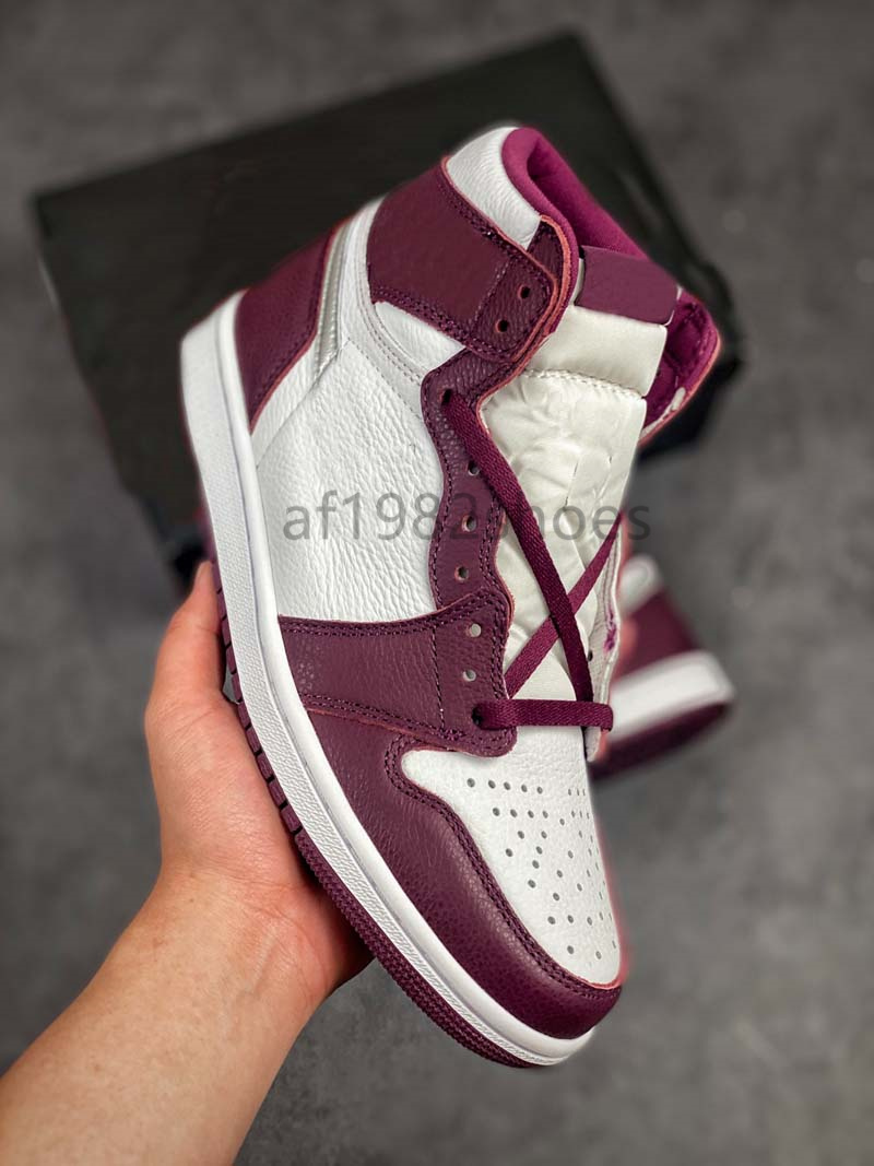 2021 Bordeaux 1 High OG Mens Womens Designer Basketball Shoes White Metallic Silver Sports Sneakers Outdoor Zapatos Trainers With Box
2021 Bordeaux 1 High OG Mens Womens Designer Basketball Shoes White Metallic Silver Sports Sneakers Outdoor Zapatos Trainers With Box