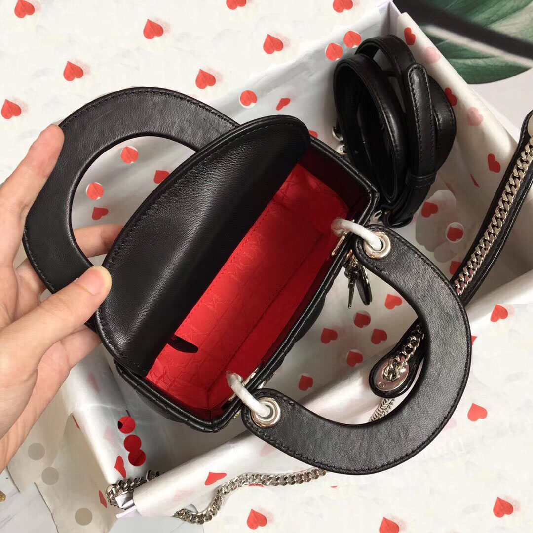 Brand designer high quality Hand bags small square gold and silver logo classic one-shoulder Messenger Bag Fashion Boutique Ladies
Brand designer high quality Hand bags small square gold and silver logo classic one-shoulder Messenger Bag Fashion Boutique Ladies