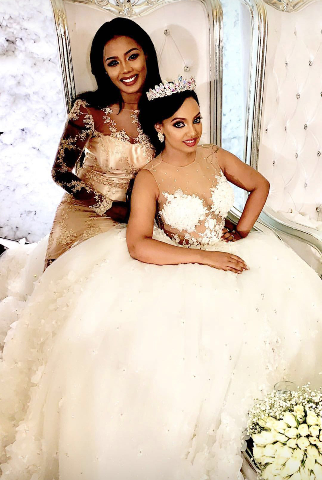 Luxury 3d Floral Appliques Ball Gown Wedding Dresses Romantic Flowers Illlusion Jewel Neck Sleeveless Chapel Castle Bridal Gowns Plus Size Bride Dress