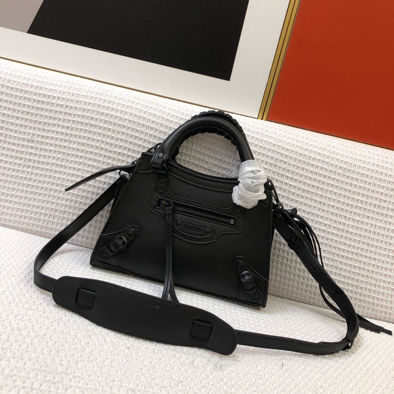 Women Luxurys Designers Bags 2021 Fashion one-shoulder messenger motorcycle bag classic color matching retro comfortable M8086
Women Luxurys Designers Bags 2021 Fashion one-shoulder messenger motorcycle bag classic color matching retro comfortable M8086