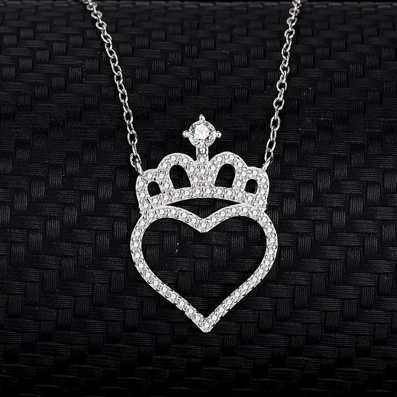 Chains S925 Sterling Silver Heart Crown Necklace Women's Full Diamond Love Pendant Lock Fashion Baita
Chains S925 Sterling Silver Heart Crown Necklace Women's Full Diamond Love Pendant Lock Fashion Baita