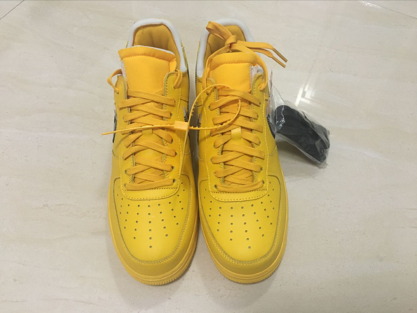 basketball shoes sneakers owaf University Gold DD1876-700 Have large size 12-13 with Double box, Yellow
basketball shoes sneakers owaf University Gold DD1876-700 Have large size 12-13 with Double box, Yellow