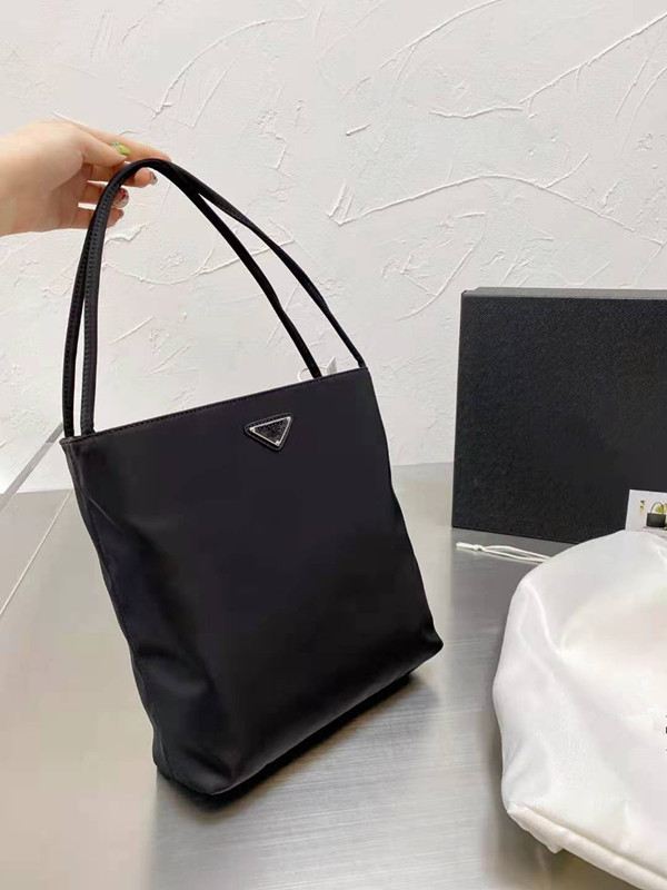 Black Rectangular Nylon Handbag Women's Designer Shopping Bag New Fashion Triangle Emblem Shoulder Bags 3 sizes, Big(28*31cm)
Black Rectangular Nylon Handbag Women's Designer Shopping Bag New Fashion Triangle Emblem Shoulder Bags 3 sizes, Big(28*31cm)