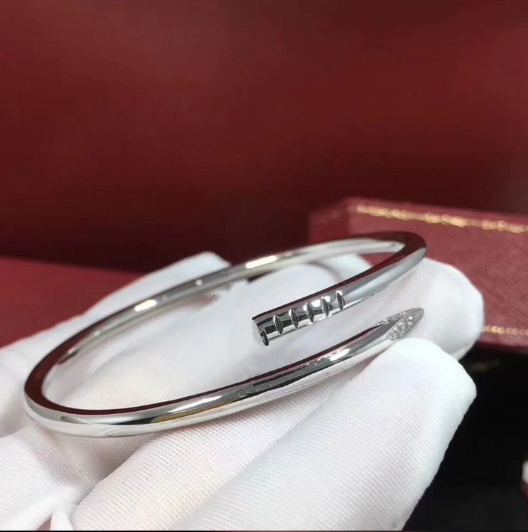 Gold and silver titanium steel Bangle bracelet diamonds nail men women's lover letter C luxury designer European American fashion jewelry not fade wholesale
Gold and silver titanium steel Bangle bracelet diamonds nail men women's lover letter C luxury designer European American fashion jewelry not fade wholesale