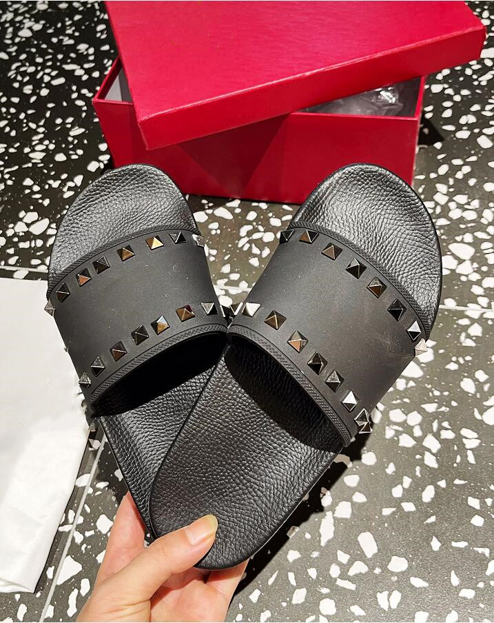 2021 Classic Women Slippers Rhinestone Black Sandals Ladies Wedding Sexy Leather Slipper Trendy Rivet Stud Slides Mens Casual Flat Spikes Party Shoes
2021 Classic Women Slippers Rhinestone Black Sandals Ladies Wedding Sexy Leather Slipper Trendy Rivet Stud Slides Mens Casual Flat Spikes Party Shoes