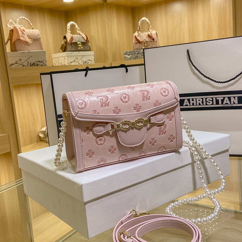 Luxury design handbag Niche 2021 super fire versatile embossed single shoulder women's foreign style cross carrying small square pearl chain bag, Pink on shoulders
Luxury design handbag Niche 2021 super fire versatile embossed single shoulder women's foreign style cross carrying small square pearl chain bag, Pink on shoulders