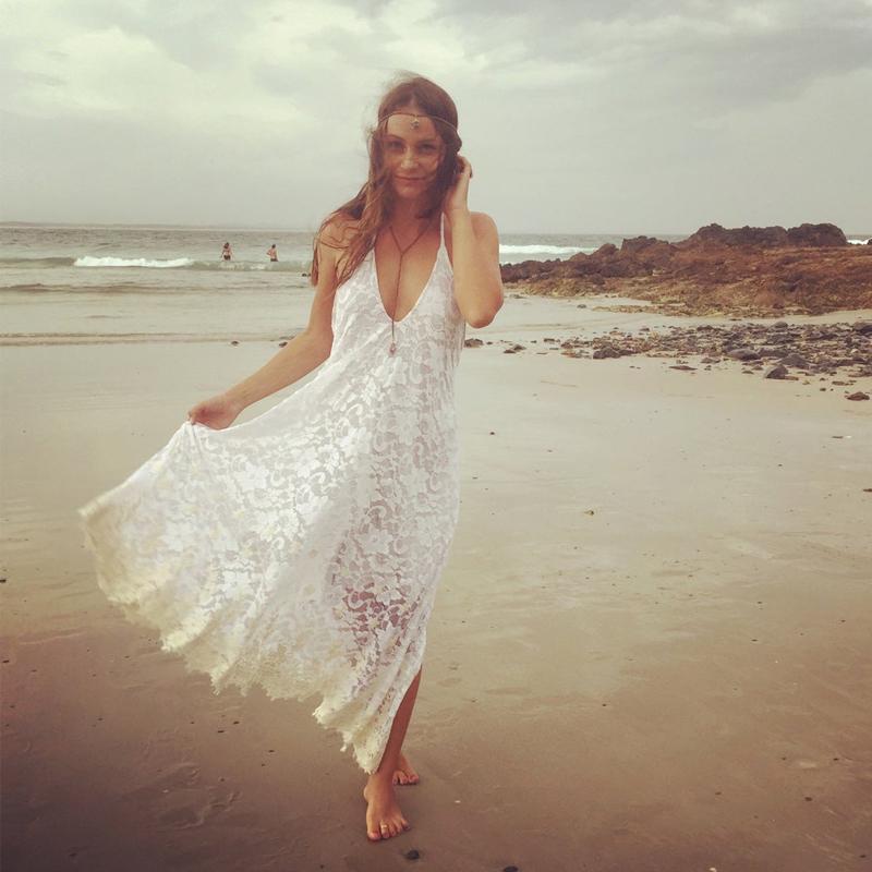 Summer Beach Wedding Dresses Halter V Neck Bride Formal Gowns Open Back Sexy Short Robe De Marrige, Ivory
Summer Beach Wedding Dresses Halter V Neck Bride Formal Gowns Open Back Sexy Short Robe De Marrige, Ivory
